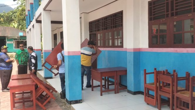 
					Penyerahan meja dan kursi di SD YPK Sion Mantembu. Foto: Humas Pemkab Yapen 