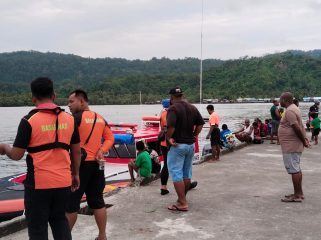 SAR gabungan saat upaya pencarian korban hilang di perairan Yapen Utara. Foto: Kantor SAR Biak 
