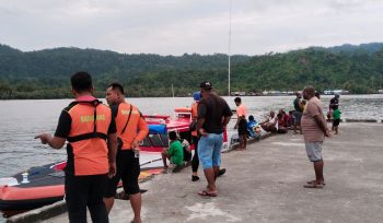 SAR gabungan saat upaya pencarian korban hilang di perairan Yapen Utara. Foto: Kantor SAR Biak 