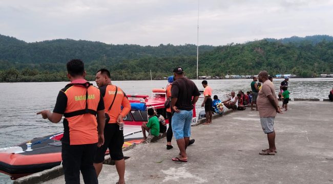 SAR gabungan saat upaya pencarian korban hilang di perairan Yapen Utara. Foto: Kantor SAR Biak 