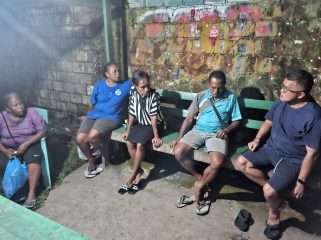 Wakil Ketua II DPRK Kepulauan Yapen, Djorge Diamon Logianto saat berbincang bersama warga setempat. Foto: Ainun Faathirjal/KbarPapua.co