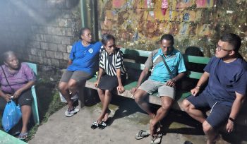 Wakil Ketua II DPRK Kepulauan Yapen, Djorge Diamon Logianto saat berbincang bersama warga setempat. Foto: Ainun Faathirjal/KbarPapua.co