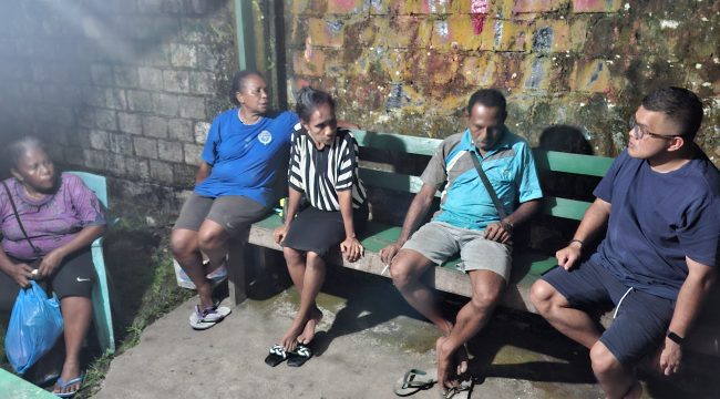 Wakil Ketua II DPRK Kepulauan Yapen, Djorge Diamon Logianto saat berbincang bersama warga setempat. Foto: Ainun Faathirjal/KbarPapua.co