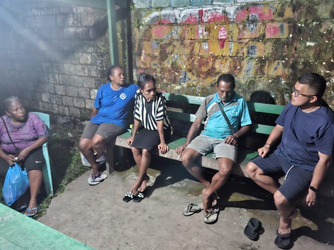 
					Wakil Ketua II DPRK Kepulauan Yapen, Djorge Diamon Logianto saat berbincang bersama warga setempat. Foto: Ainun Faathirjal/KbarPapua.co