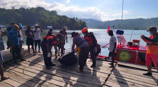 Jasad penyelam tradisional yang ditemukan oleh SAR gabungan. Foto: SAR Biak
