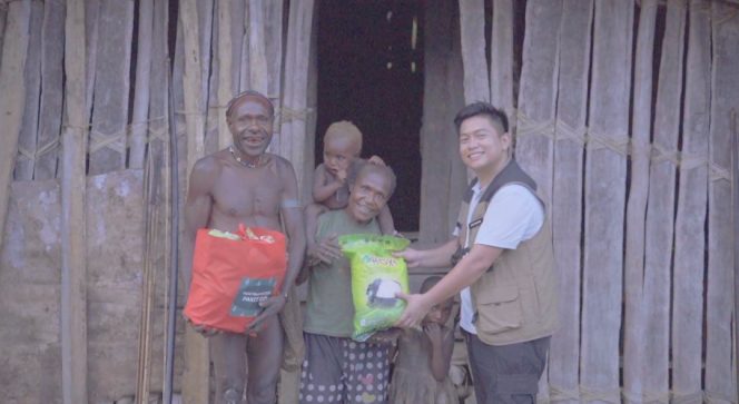 
					Pembagian bahan pokok untuk masyarakat di Papua Pegunungan pada momen Natal Nasional 2025. Foto: ist