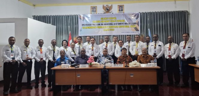 
					Peserta Seleksi Terbuka Jabatan Pimpinan Tinggi (JPT) Pratama Kabupaten Kepulauan Yapen Tahun 2026 mengikuti tahapan seleksi di Ruang Rapat Setda Kepulauan Yapen, Kamis (29/1/2026). Foto: Ainun Faathirjal/kabarPapua.co