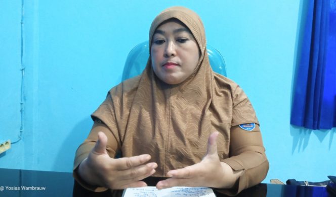 
					Kepala Dinas Pemberdayaan Masyarakat dan Kampung Kabupaten Kaimana, Ika Damayanti. (KabarPapua.co/Yosias Wambrauw)