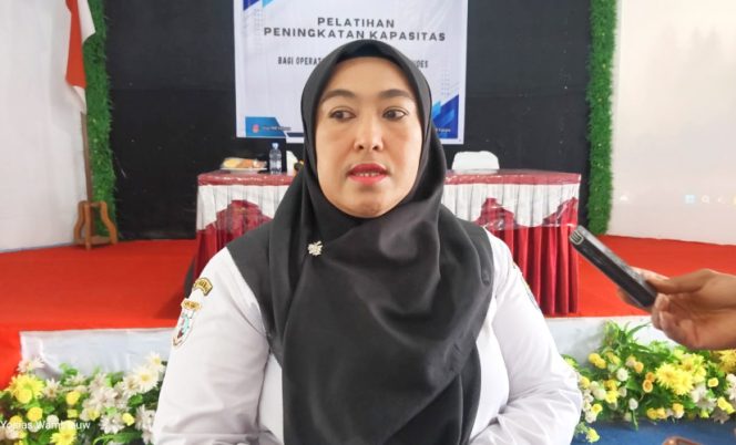 
					Kepala Dinas Pemberdayaan Masyarakat dan Kampung Kabupaten Kaimana, Ika Damayanti. (KabarPapua.co/Yosias Wambrauw)