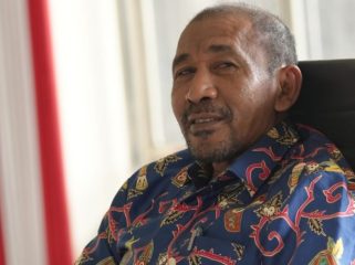Kasubag Persidangan sekretariat Dewan Kaimana, Ronald Siahuta. Foto: Yosias Wambrauw/Kabarpapua.co