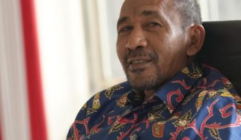 Kasubag Persidangan sekretariat Dewan Kaimana, Ronald Siahuta. Foto: Yosias Wambrauw/Kabarpapua.co
