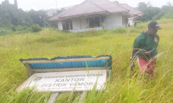 
					Kantor Distrik Yamor yang dipalang warga. (Foto Istimewa)