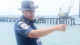 Kepala Unit Penyelenggara Pelabuhan Laut Kelas III Kaimana, Jemmy Samori saat memantau aktivitas pengerjaan srestle segmen tiga di Pelabuhan Laut Kaimana. (KabarPapua.co/Yosias Wambrauw)