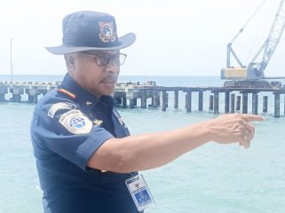 Kepala Unit Penyelenggara Pelabuhan Laut Kelas III Kaimana, Jemmy Samori saat memantau aktivitas pengerjaan srestle segmen tiga di Pelabuhan Laut Kaimana. (KabarPapua.co/Yosias Wambrauw)