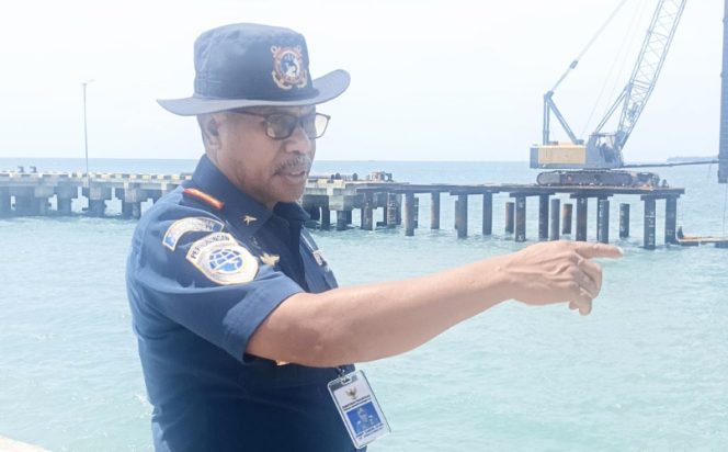 
					Kepala Unit Penyelenggara Pelabuhan Laut Kelas III Kaimana, Jemmy Samori saat memantau aktivitas pengerjaan srestle segmen tiga di Pelabuhan Laut Kaimana. (KabarPapua.co/Yosias Wambrauw)