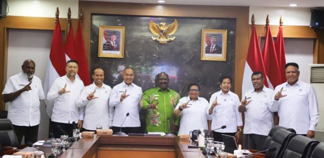
					Komite Eksekutif Percepatan Pembangunan Otonomi Khusus Papua (KEP OTSUS) usai pertemuan dengan Pj Bupati Lanny Jaya, Aletinus Yigibalom. Foto: Tim PW