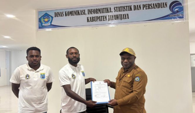 
					PLT Kadis Kominfo Imanuel Medlama saat menandatangani surat perjanjian bersama PSSI Provinsi Papua Pegunungan di kantor Diskominfo Jayawijaya. Foto: Agris Wistrijaya/Kabarpapua.co
