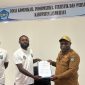 PLT Kadis Kominfo Imanuel Medlama saat menandatangani surat perjanjian bersama PSSI Provinsi Papua Pegunungan di kantor Diskominfo Jayawijaya. Foto: Agris Wistrijaya/Kabarpapua.co