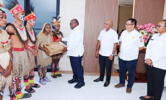 
					Penyerahan ratusan unit laptop ini dilakukan langsung Gubernur Papua Tengah Meki Nawipa di Kantor Gubernur Papua Tengah. (KabarPapua.co/Agies Pranoto)