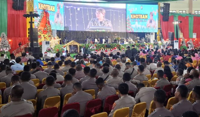 
					Ribuan personel meriahkan Natal bersama Polda Papua di Auditorium Uncen. (KabarPapua.co/Imelda)
