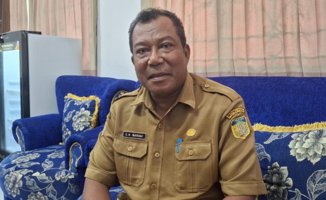 
					
Plt Kadisdikbud Kabupaten Kepulauan Yapen, Chisson Haris Merani saat ditemui di ruang kerjanya. (KabarPapua.co/Ainun Faathirjal) 