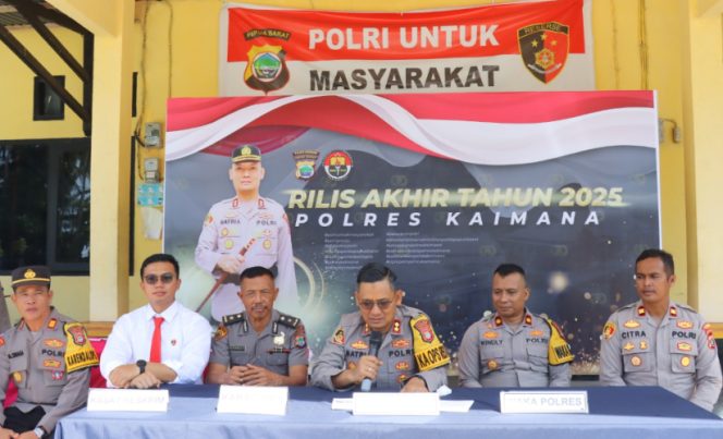 
					Suasana siaran pers akhir tahun 2025  Polres Kaimana, Polda Papua Barat. (KabarPapua.co/Yosias Wambrauw)