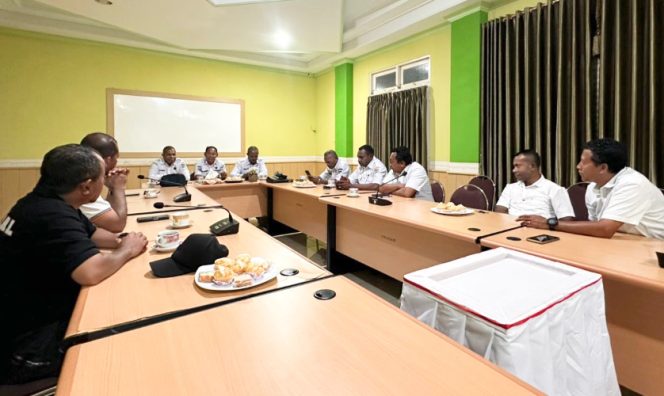 
					Rapat koordinasi yang dipimpin langsung Ketua KONI Kabupaten Kepulauan Yapen, Roi Palunga. (Foto dok: Humas Pemkab Kepulauan Yapen).
