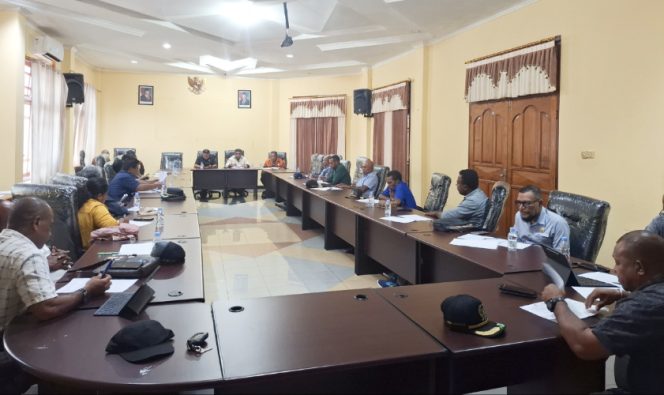 
					Suasana rapat penetapan rencana kerja dan kalender kerja DPRK Kepulauan Yapen Tahun 2026 yang berlangsung di ruang rapat DPRK Kepulauan Yapen. (KabarPapua.co/Ainun Faathirjal)
