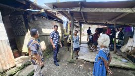Waket II DPRK Kepulauan Yapen, Djorge Diamon Logianto didampingi anggotanya Rian Hendrik meninjau langsung kondisi rumah tak layak huni di Kampung Kandowarira. (KabarPapua.co/Ainun Faathirjal)