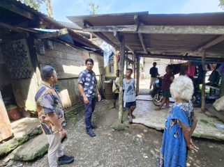 Waket II DPRK Kepulauan Yapen, Djorge Diamon Logianto didampingi anggotanya Rian Hendrik meninjau langsung kondisi rumah tak layak huni di Kampung Kandowarira. (KabarPapua.co/Ainun Faathirjal)