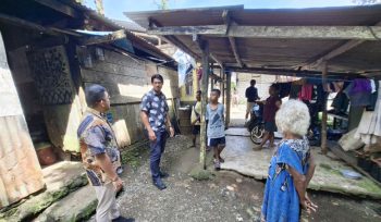 Waket II DPRK Kepulauan Yapen, Djorge Diamon Logianto didampingi anggotanya Rian Hendrik meninjau langsung kondisi rumah tak layak huni di Kampung Kandowarira. (KabarPapua.co/Ainun Faathirjal)