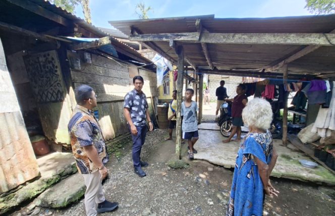 
					Waket II DPRK Kepulauan Yapen, Djorge Diamon Logianto didampingi anggotanya Rian Hendrik meninjau langsung kondisi rumah tak layak huni di Kampung Kandowarira. (KabarPapua.co/Ainun Faathirjal)