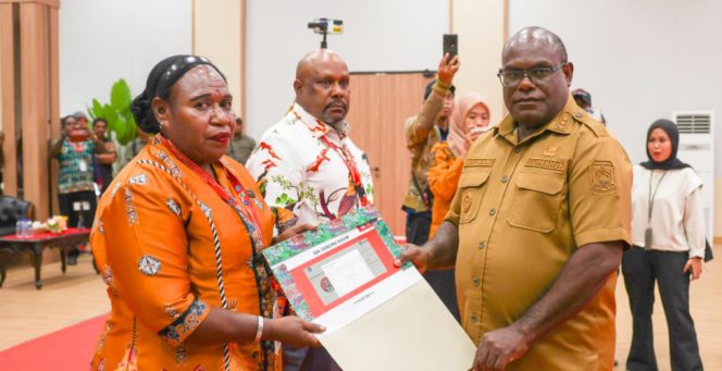 
					Gubernur Papua Tengah, Meki Nawipa menyerahkan SK kepada guru di pedalaman. Foto: Humas PPT 