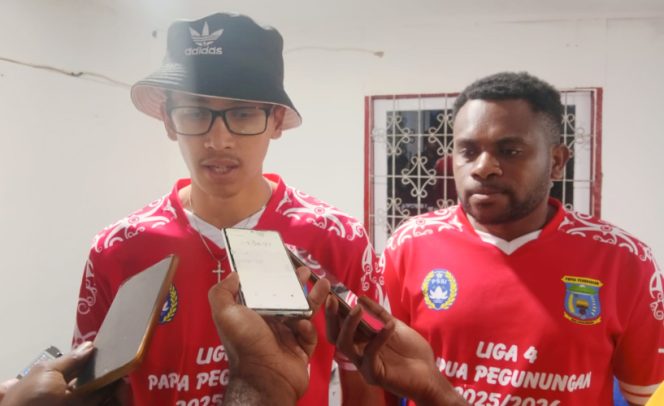 
					Sekertaris Umum PSSI Provinsi Papua Pegunungan, yang juga Ketua Panitia Liga 4 Zona Papua Pegunungan, Hesri Y Purun saat diwawancara wartawan. (Foto dok: Media Pemda Jayawijaya)