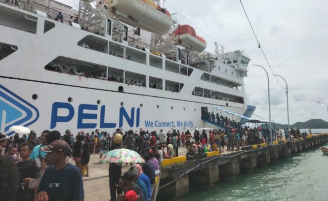 
					Suasana arus lalu lintas balik mudik Nataru di Pelabuhan Serui, Kepulauan Yapen. (IST)