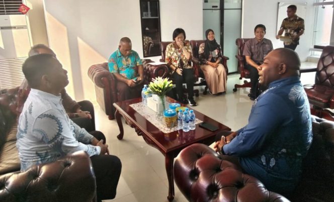 
					Kakanwil Kementerian Hukum Papua Barat, Sahata Marlen Situngkir (batik putih) bersama jajarannya, saat audiens bersama Wabup Kaimana Isak Waryensi. (KabarPapua.co/Yosias Wambrauw)