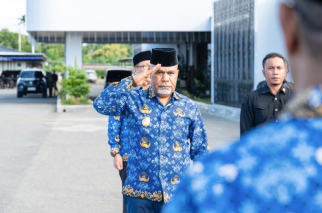 
					Wagub Papua Tengah Deinas Geley, yang bertindak sebagai pembina upacara. (KabarPapua.co/Agies Pranoto) 