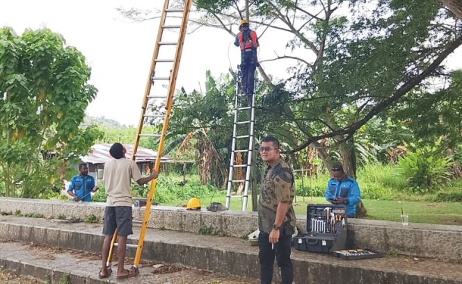 
					Waket II DPRK Kepulauan Yapen, Djorge Diamon saat memantau perbaikan penerangan di Taman Odo Serui. (IST)