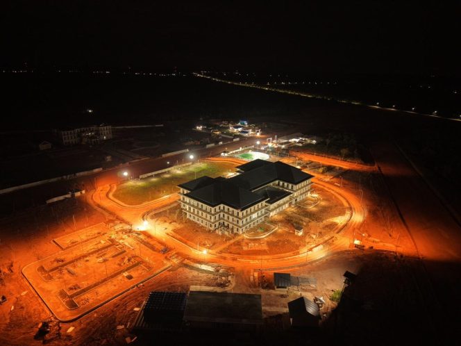 
					Pemandangan kantor DPR Provinsi Papua Selatan di kompleks Daerah Otonomi Baru (DOB) pada malam hari yang telah terang benderang dialiri listrik PLN. Foto: PLN Papua