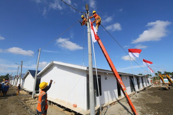 
					Petugas PLN melakukan penyambungan jaringan listrik di kawasan Rumah Hunian Danantara (Huntara) Aceh Tamiang. PLN telah menyiapkan infrastruktur kelistrikan di kawasan tersebut, seperti pembangunan trafo, jaringan listrik, dan kWh meter untuk masing-masing rumah yang telah terbangun. Foto: PLN