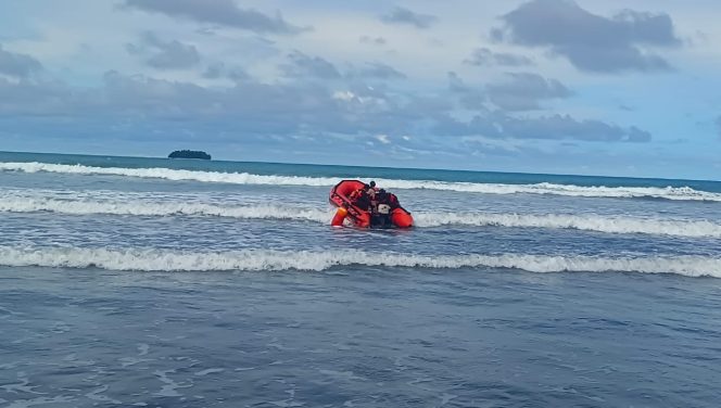 
					Operasi pencarian pelajar di Bonggo Sarmi yang tenggelam saat mandi di pantai. Foto: SAR Jayapura