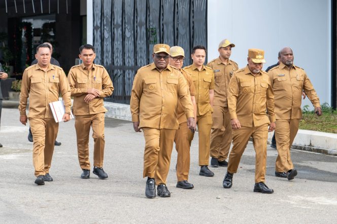 
					Gubernur Papua Tengah, Meki Nawipa usai memimpin apel perdana 2026. Foto: Humas PPT 