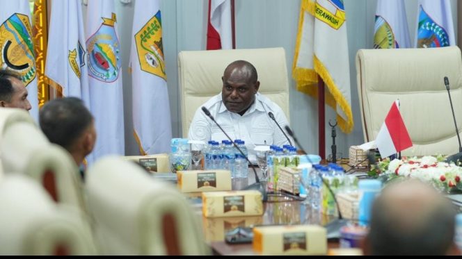 
					Gubernur Papua Tengah, Meki Nawipa saat mengikuti panen raya secara daring bersama Presiden Prabowo. Foto: Humas PPT