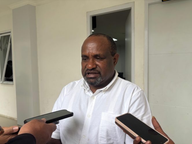 
					Ketua Ikatan Keluarga Besar Bolakme, Molagalome, Tagime, dan Tagineri (IKB-BOMTA), Elieser Tabuni  Foto: Agris Wistrijaya/Kabarpapua.co