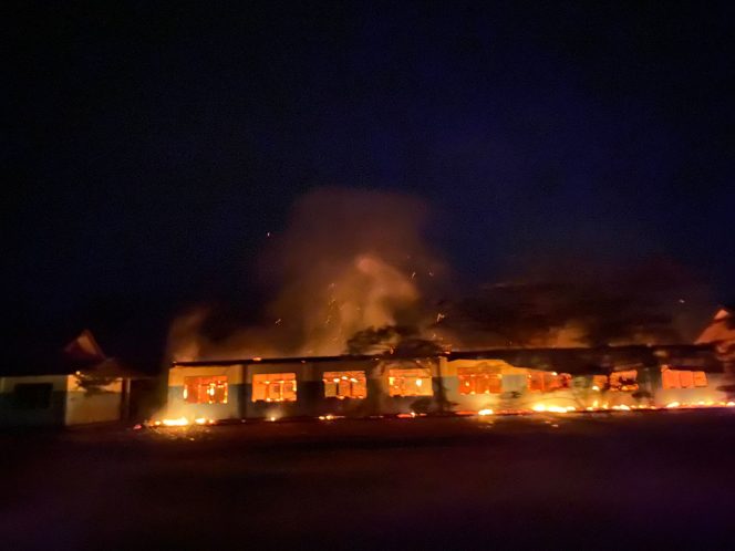 
					Kebakaran di SD SD YPK Metanoia Dekai. Foto: Humas Polda Papua 