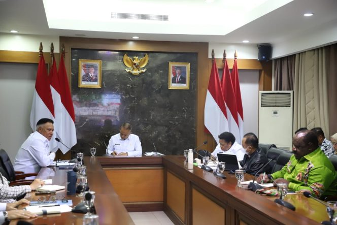 
					Komite Eksekutif Percepatan Pembangunan Otonomi Khusus Papua melakukan Rapat Dengar Pendapat (RDP) dengan Pj Bupati Lanny Jaya. Foto: Tim PW