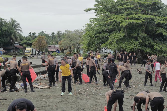 
					Personel Polda Papua Tengah bersihkan sampai di Pantai Nabire. Foto: Humas Polda Papua Tengah