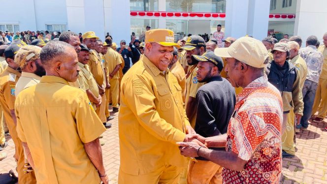 
					Apel awal tahun kepala distrik hingga kepala kampung di halaman Kantor Bupati Jayawijaya. Foto: Humas Pemkab Jayawijaya