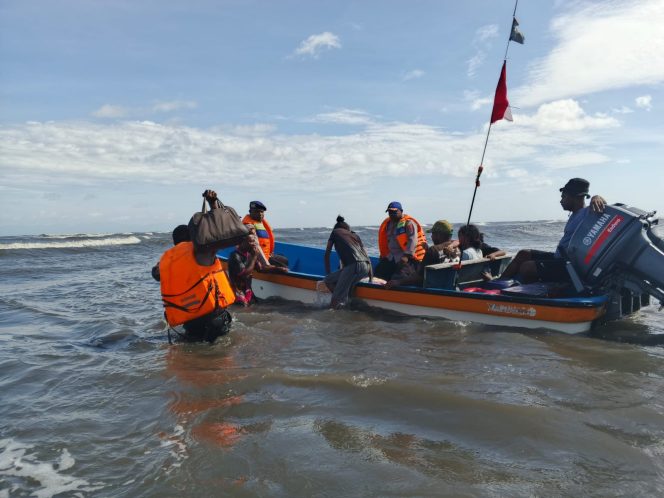 
					Penyelamatan 9 korban perahu terbalik di perairan Saireri. Foto: Humas Polda Papua