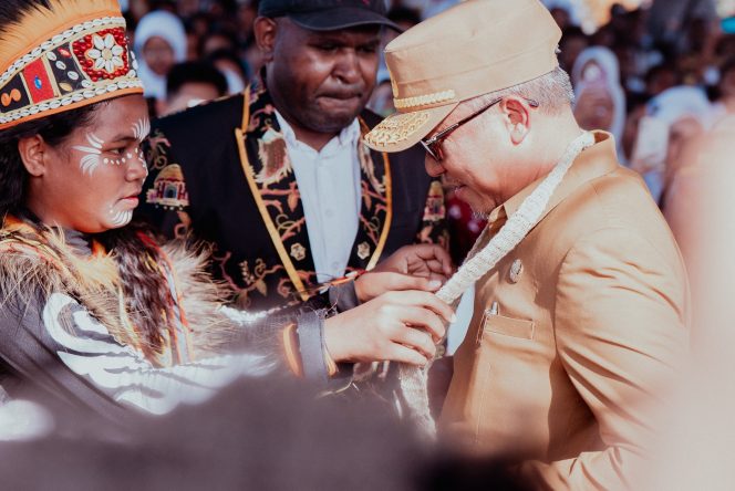 
					Asisten II Bidang Perekonomian dan Pembangunan Setda Papua Tengah, Tumiran, S.Sos., M.KP, yang mewakili pemerintah daerah yang didampingi Abeth You sebagai Ketua Panitia Fesmed I di Nabire. Foto: Humas PPT.